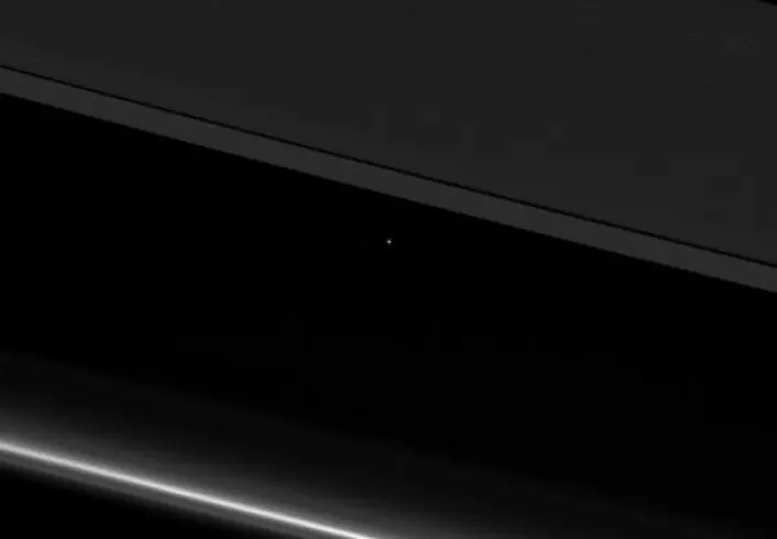 Bildene her viser jorden sett fra Saturn som et lite lys mellom Saturns ringer. (Foto: Nasa)