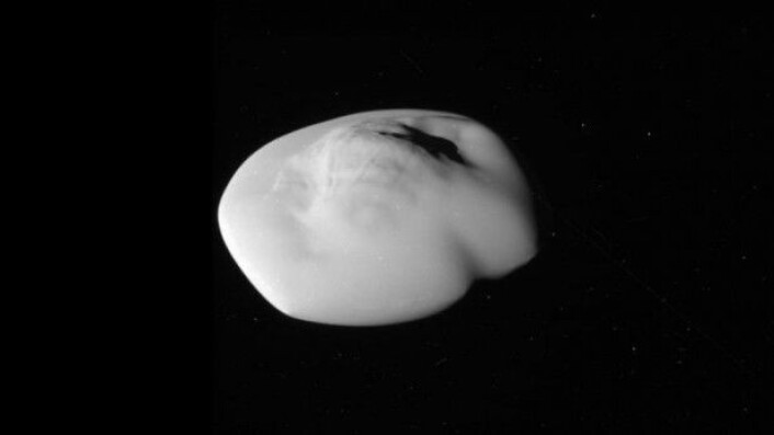 Ikke alle måner er runde. For et par måneder siden tok Cassini et par ubehandlede bilder av Saturns måne Atlas. Det er første gang vi har så gode bilder av Atlas, og de vil hjelpe med å kunne karakterisere månens form og geologi. Atlas går i bane rundt Saturns ytterste ring – A-ringen. (Foto: Nasa) Ikke alle måner er runde. For et par måneder siden tok Cassini et par ubehandlede bilder av Saturns måne Atlas. Det er første gang vi har så gode bilder av Atlas, og de vil hjelpe med å kunne karakterisere månens form og geologi. Atlas går i bane rundt Saturns ytterste ring – A-ringen. (Foto: Nasa)