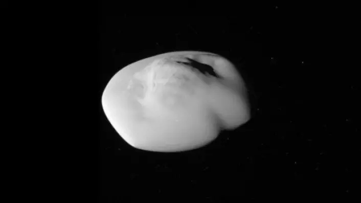 Ikke alle måner er runde. For et par måneder siden tok Cassini et par ubehandlede bilder av Saturns måne Atlas. Det er første gang vi har så gode bilder av Atlas, og de vil hjelpe med å kunne karakterisere månens form og geologi. Atlas går i bane rundt Saturns ytterste ring – A-ringen. (Foto: Nasa)