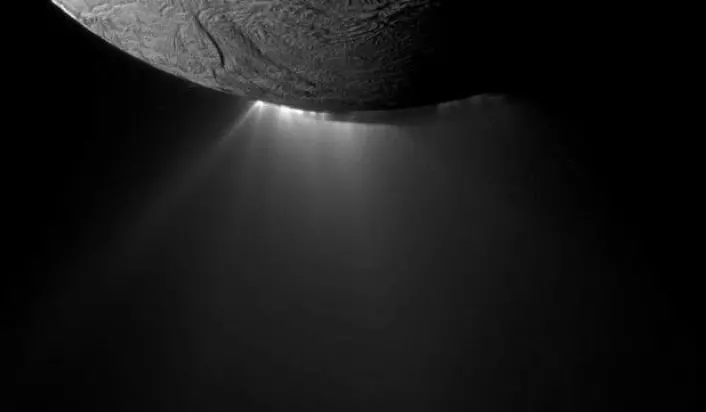 Stråler av gass og ispartikler bryter ut fra sørpolen på Enceladus. (Foto: Nasa)