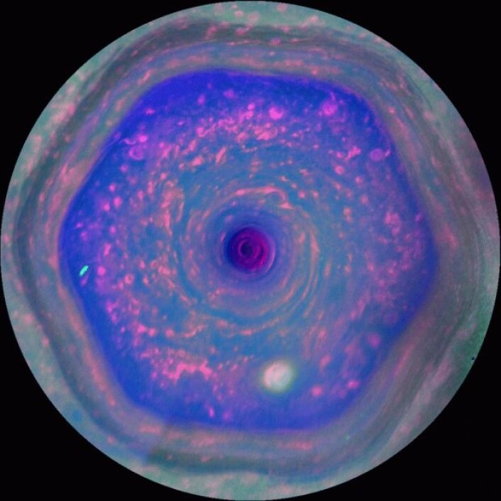 Cassini hadde observert en såkalt sekssidet jetstrøm – en veldig kraftig vestavind – på Saturns nordpol. Her ser vi sekskanten for første gang gjennom fargefiltre og i høyeste oppløsning. (Foto: Nasa) Cassini hadde observert en såkalt sekssidet jetstrøm – en veldig kraftig vestavind – på Saturns nordpol. Her ser vi sekskanten for første gang gjennom fargefiltre og i høyeste oppløsning. (Foto: Nasa)
