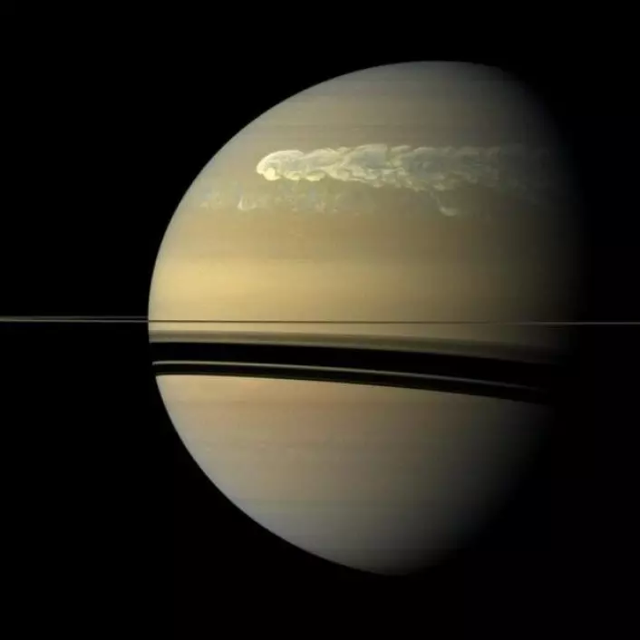 Stormvær! Cassini tok flere bilder av Saturns voldsomme stormer. Her en årelang storm på Saturns nordlige halvkule, i desember 2010. Stormen beveget seg rundt hele planeten. (Foto: Nasa)