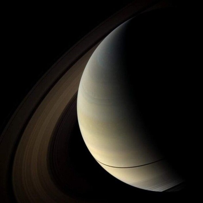 Vår på Saturn. Den mørke nordpolen bades senere i lys. (Foto: Nasa) Vår på Saturn. Den mørke nordpolen bades senere i lys. (Foto: Nasa)