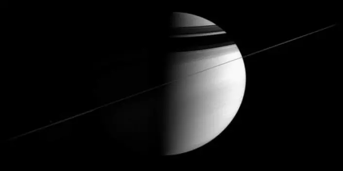 I mai 2008 er alle de primære oppdragene til Cassini fullført. Alle bildene fra Saturns ringer, måner og atmosfære har gitt forskerne en masse data å arbeide med. Saturn har, akkurat som jorden, en skrå akse. Da Cassini ankom, var det vinter på den nordlige halvkulen, og Saturns nordpol var gjemt i mørke. (Foto: Nasa)
