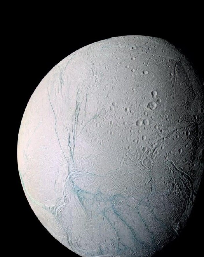 Enceladus er enda en av Saturns måner – og kanskje den mest interessante. Det er nemlig funnet bevis for enorme geysirer på Enceladus. Det at det finnes flytende vann så tett på månens overflate, fører til en rekke interessante spørsmål – kan det innebære at det er liv der? (Foto: Nasa) Enceladus er enda en av Saturns måner – og kanskje den mest interessante. Det er nemlig funnet bevis for enorme geysirer på Enceladus. Det at det finnes flytende vann så tett på månens overflate, fører til en rekke interessante spørsmål – kan det innebære at det er liv der? (Foto: Nasa)