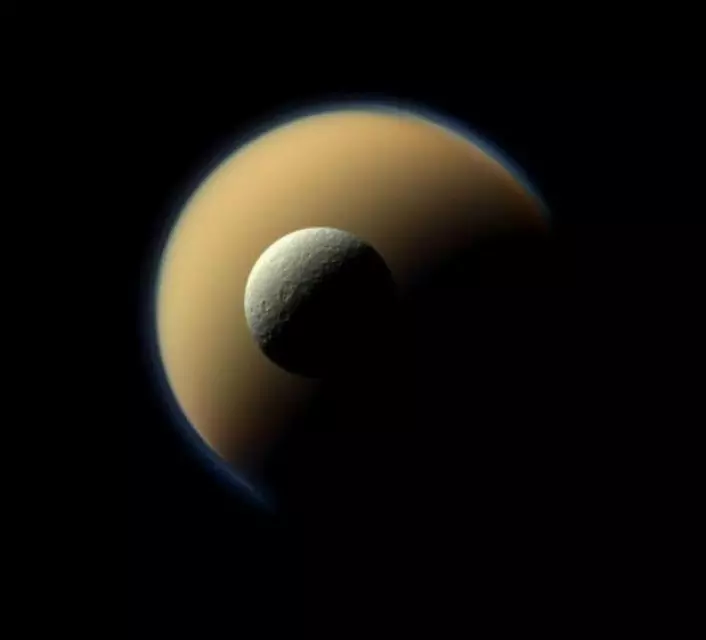 Her ser vi Titan bak en annen måne, Rhea. Jordens måne er større enn Rhea, men mindre enn Titan. Cassini vender tilbake til Titan mer enn hundre ganger i løpet av de neste årene. (Foto: Nasa)
