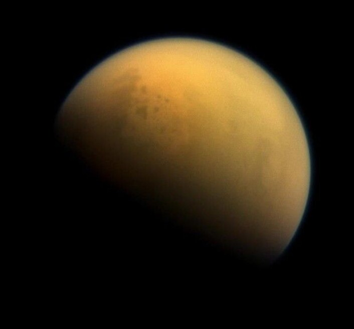 Saturn har mer enn 60 måner. Titan er den største, og den er forskerne spesielt interessert i. (Foto: Nasa) Saturn har mer enn 60 måner. Titan er den største, og den er forskerne spesielt interessert i. (Foto: Nasa)
