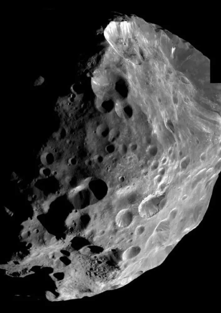 Phoebe er den første månen Cassini passerer i Saturns atmosfære, der den tar noen ekstremt detaljerte bilder. Cassini er bare 2000 kilometer fra månen. (Foto: Nasa)