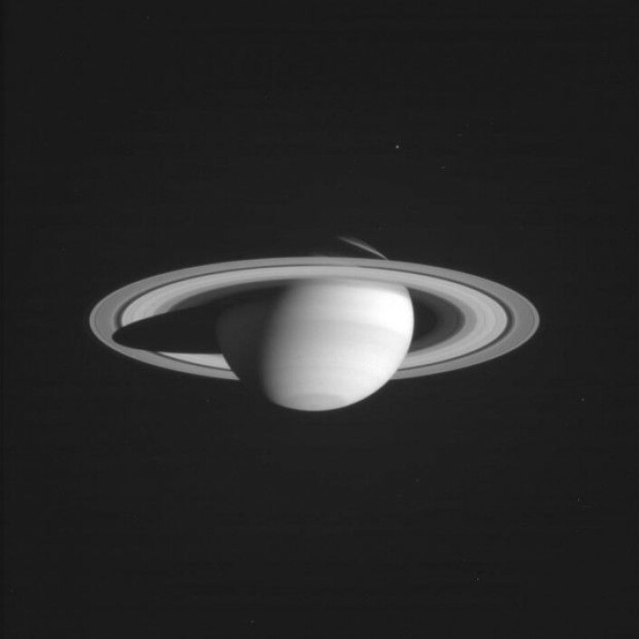 Cassini tok det første bildet av Saturn 31. oktober 2002, 20 måneder før ankomsten til Saturns atmosfære. De første bildene tikket inn i februar 2004. Dette bildet er tatt 22. februar 2004 og ble registrert på rombasen to dager senere. (Foto: Nasa) Cassini tok det første bildet av Saturn 31. oktober 2002, 20 måneder før ankomsten til Saturns atmosfære. De første bildene tikket inn i februar 2004. Dette bildet er tatt 22. februar 2004 og ble registrert på rombasen to dager senere. (Foto: Nasa)