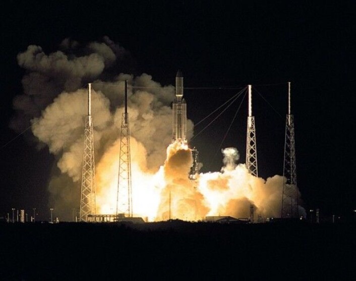 Et syv års lang reise til Saturn begynner. Cassini letter med hjelp fra en Titan 4-rakett som kan sende 21 tonn opp til en bane 150 kilometer over jordoverflaten. Det skjedde klokken 04:43 om natten 15. oktober 1997 fra rombasen på Cape Canaveral. (Foto: Nasa) Et syv års lang reise til Saturn begynner. Cassini letter med hjelp fra en Titan 4-rakett som kan sende 21 tonn opp til en bane 150 kilometer over jordoverflaten. Det skjedde klokken 04:43 om natten 15. oktober 1997 fra rombasen på Cape Canaveral. (Foto: Nasa)