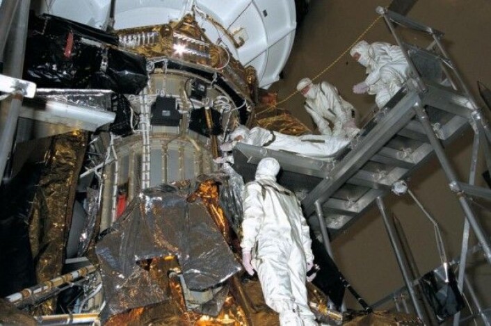 Mer forberedelse. Et team av ingeniører arbeider med romsonden på Nasas Kennedy Space Center, som ligger på Cape Canaveral på Floridas atlanterhavskyst. Det er der oppskytningen skal foregå. Det er under en måned til oppskytning. (Foto: Nasa) Mer forberedelse. Et team av ingeniører arbeider med romsonden på Nasas Kennedy Space Center, som ligger på Cape Canaveral på Floridas atlanterhavskyst. Det er der oppskytningen skal foregå. Det er under en måned til oppskytning. (Foto: Nasa)