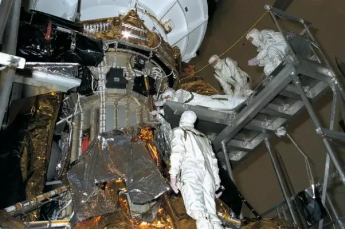 Mer forberedelse. Et team av ingeniører arbeider med romsonden på Nasas Kennedy Space Center, som ligger på Cape Canaveral på Floridas atlanterhavskyst. Det er der oppskytningen skal foregå. Det er under en måned til oppskytning. (Foto: Nasa)