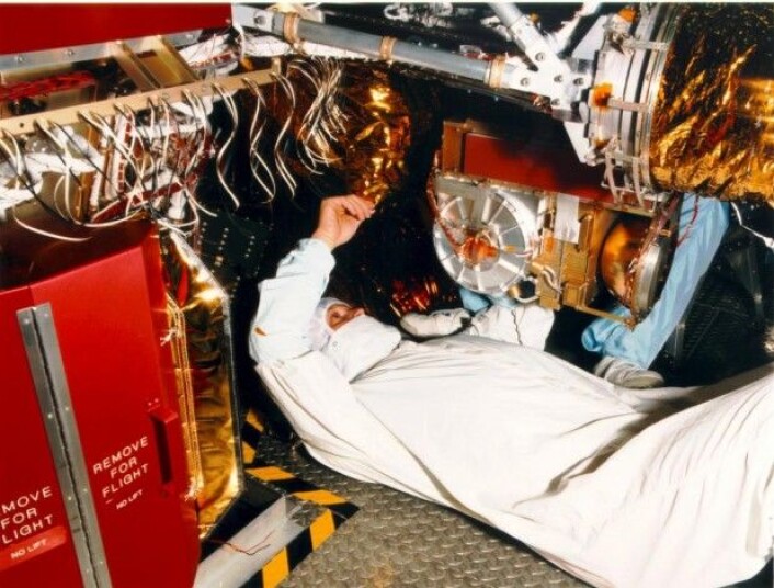 En ingeniør monterer Cassinis kretsløpsmodul på Nasas rominstitutt i California. Det er under et år til Cassini skal skytes opp. (Foto: Nasa/Jeter Propulsion Laboratory- Caltech) En ingeniør monterer Cassinis kretsløpsmodul på Nasas rominstitutt i California. Det er under et år til Cassini skal skytes opp. (Foto: Nasa/Jeter Propulsion Laboratory- Caltech)