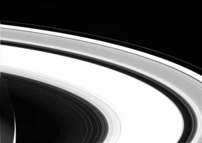 Her ser vi et av de siste bildene tatt av romsonden Cassini. Bildet her er uredigert og tatt 13. september 2017. Det viser Saturns vakre system av ringer. (Foto: Nasa/JPL)