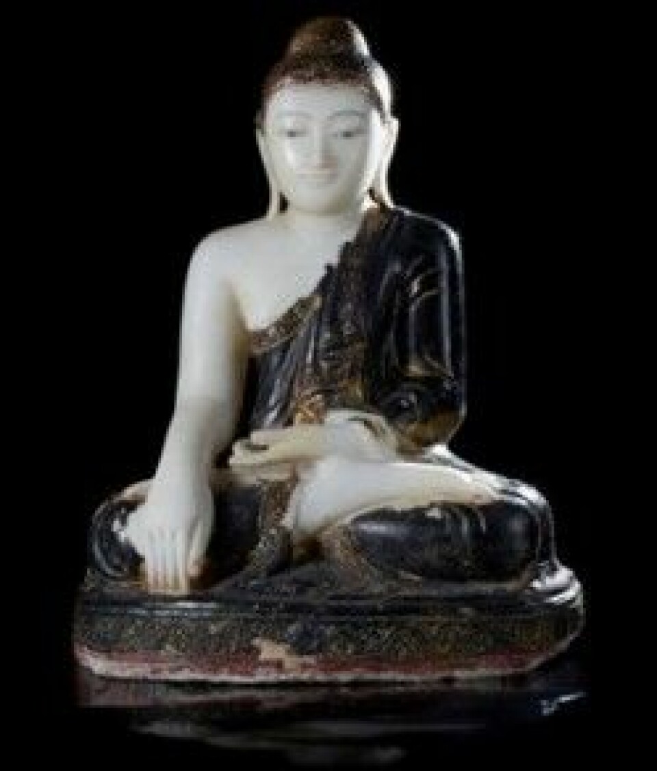 Denne Buddha-skulpturen ble forsøkt ulovlig innført til Norge i 2011. I sommer leverte utenriksminister Børge Brende skulpturen tilbake til Myanmar hvor den opprinnelig ble stjålet. (Foto: ©Kulturhistorisk museum, UiO/Ellen C. Holte)