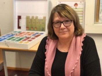 Spesialpedagog Bente Pedersen Dragland ved Stenbråten skole i Oslo har jobbet i en spesialklasse i 20 år. Hun har selv utviklet et pedagogisk opplegg for språktrening. Hun ser at barn med Downs syndrom lærere seg mye fortere å lese nå enn tidligere. Foto: Siw Ellen Jakobsen) Spesialpedagog Bente Pedersen Dragland ved Stenbråten skole i Oslo har jobbet i en spesialklasse i 20 år. Hun har selv utviklet et pedagogisk opplegg for språktrening. Hun ser at barn med Downs syndrom lærere seg mye fortere å lese nå enn tidligere. Foto: Siw Ellen Jakobsen)