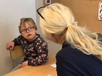 Sienna er åtte år og har Downs syndrom. Hun har lært seg å lese. Sienna er heldig som går på en skole som satser mye på språkstimulering. Ikke alle skoler i Norge er like flinke til det, viser forskning. (Siw Ellen Jakobsen) Sienna er åtte år og har Downs syndrom. Hun har lært seg å lese. Sienna er heldig som går på en skole som satser mye på språkstimulering. Ikke alle skoler i Norge er like flinke til det, viser forskning. (Siw Ellen Jakobsen)