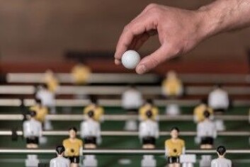 I studien oppfordret forskerne skolene til å gi elevene et fotballbord eller andre muligheter for sosiale aktiviteter som ikke var sentrert omkring røykepauser. (Foto: Colourbox) I studien oppfordret forskerne skolene til å gi elevene et fotballbord eller andre muligheter for sosiale aktiviteter som ikke var sentrert omkring røykepauser. (Foto: Colourbox)