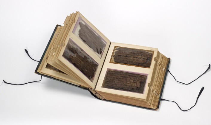 Bakhshali-manuskriptet består av 70 blader med bjørkenever. Nå viser det seg at ikke alle bladene er like gamle. (Foto: Bodleian Libraries, University of Oxford) Bakhshali-manuskriptet består av 70 blader med bjørkenever. Nå viser det seg at ikke alle bladene er like gamle. (Foto: Bodleian Libraries, University of Oxford)
