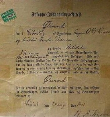 Denne vaksinebekreftelsen er signert av Hans Andreas Irgens (1846-1934) som var lærer og godkjent vaksinatør. Enkelte steder var en slik attest påkrevd for å både bli konfirmert og gift. Gutten som ble vaksinert, Øyvind Larsen (1898-1983) bodde så å si hele livet på Ytre Årnes på Senja. (Foto: privat) Denne vaksinebekreftelsen er signert av Hans Andreas Irgens (1846-1934) som var lærer og godkjent vaksinatør. Enkelte steder var en slik attest påkrevd for å både bli konfirmert og gift. Gutten som ble vaksinert, Øyvind Larsen (1898-1983) bodde så å si hele livet på Ytre Årnes på Senja. (Foto: privat)