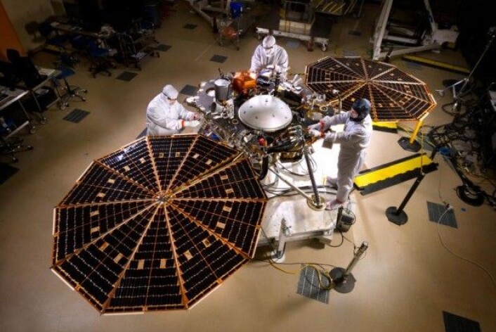Med utfoldede solpaneler tar InSight like mye plass som en minibuss. (Foto: NASA/JPL-Caltech/Lockheed Martin) Med utfoldede solpaneler tar InSight like mye plass som en minibuss. (Foto: NASA/JPL-Caltech/Lockheed Martin)