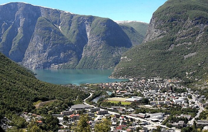 I dag er Øvre Årdal et industristed med over 3000 innbyggere. Aluminiumsverket er viktigste arbeidsplass. (Foto: Gauillaume Baviere/Wikimedia Commons) I dag er Øvre Årdal et industristed med over 3000 innbyggere. Aluminiumsverket er viktigste arbeidsplass. (Foto: Gauillaume Baviere/Wikimedia Commons)