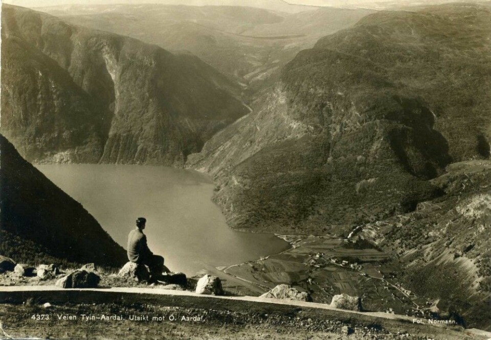 Slik så bygda Øvre Årdal ut før industrireisingen. Bildet er fra et gammelt postkort.