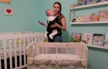 En «co-sleeper» er en slags sprinkelseng der den ene siden er tatt av, slik at den kan stå inntil foreldrenes seng. I de nyeste anbefalingene fraråder de amerikanske helsemyndighetene imidlertid foreldre å bruke disse. (Screendump fra YouTube-kanalen’ DevonRobertsFamily) En «co-sleeper» er en slags sprinkelseng der den ene siden er tatt av, slik at den kan stå inntil foreldrenes seng. I de nyeste anbefalingene fraråder de amerikanske helsemyndighetene imidlertid foreldre å bruke disse. (Screendump fra YouTube-kanalen’ DevonRobertsFamily)