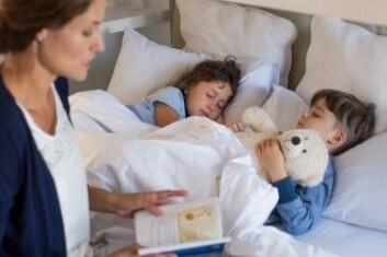 Noen foreldre velger å la søsken sove sammen om natten hvis barna ikke liker å ligge alene. (Foto: Rido / Shutterstock / NTB scanpix) Noen foreldre velger å la søsken sove sammen om natten hvis barna ikke liker å ligge alene. (Foto: Rido / Shutterstock / NTB scanpix)