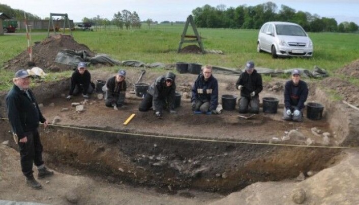 Systemgraven fra Vasagård Vest. Flere steder er bunnen ren skifer, noe som betyr at de folkene som har gravd graven, har hugget den ut. (Foto: Bornholms Museum) Systemgraven fra Vasagård Vest. Flere steder er bunnen ren skifer, noe som betyr at de folkene som har gravd graven, har hugget den ut. (Foto: Bornholms Museum)