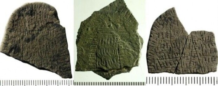 Tre eksempler på åkersteiner – steinen i midten ble funnet i 2014 og var det første som gjorde forskerne bevisste på at det snakke om annet enn solsteiner. Steinen tolkes som en innhegnet åker. (Foto: Bornholms Museum) Tre eksempler på åkersteiner – steinen i midten ble funnet i 2014 og var det første som gjorde forskerne bevisste på at det snakke om annet enn solsteiner. Steinen tolkes som en innhegnet åker. (Foto: Bornholms Museum)