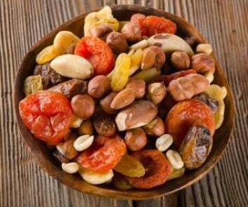 Her er det sunne alternativet til kunstig produsert godteri. Nøtter og tørket frukt kan også knase og smake både søtt, salt og av umami, og det er hjernen også veldig glad i. (Foto: bitt24 / Shutterstock / NTB scanpix) Her er det sunne alternativet til kunstig produsert godteri. Nøtter og tørket frukt kan også knase og smake både søtt, salt og av umami, og det er hjernen også veldig glad i. (Foto: bitt24 / Shutterstock / NTB scanpix)