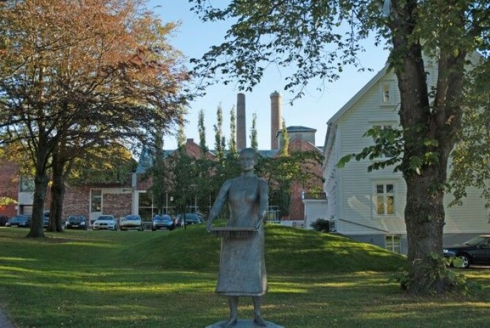 Oransjeriet er et flott eksempel på ny bruk av gamle hermetikkfabrikker. Bygget fikk Stavanger kommunes vernepris i 2014. Statuen i forkant heter «10 øre timen» og er et monument over hermetikkarbeiderne. (Foto: MUST/Norsk hermetikkmuseum) Oransjeriet er et flott eksempel på ny bruk av gamle hermetikkfabrikker. Bygget fikk Stavanger kommunes vernepris i 2014. Statuen i forkant heter «10 øre timen» og er et monument over hermetikkarbeiderne. (Foto: MUST/Norsk hermetikkmuseum)