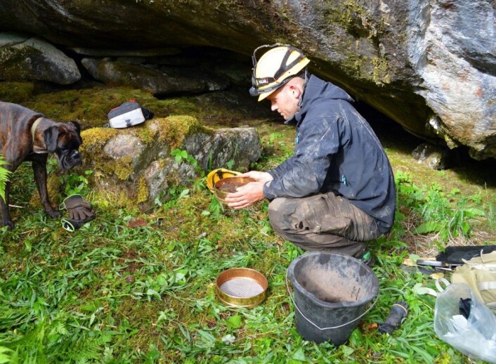 Sedimenter fra prøvestikk inne i grotten ble såldet for å se etter menneskelige avsetninger. (Foto: Heidrun Stebergløkken, NTNU) Sedimenter fra prøvestikk inne i grotten ble såldet for å se etter menneskelige avsetninger. (Foto: Heidrun Stebergløkken, NTNU)