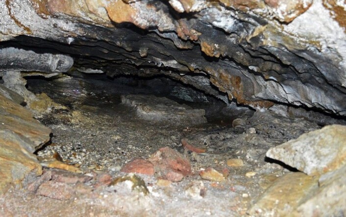 Et sidekammer langt inne i grotta. Inne i dette lille kammeret lå det kullbiter spredt utover store deler av gulvet, men i enkelte konsentrasjoner. Taket over de områdene som hadde mest kull var helt svart av sot. (Foto: Jørgen Rosvold, NTNU) Et sidekammer langt inne i grotta. Inne i dette lille kammeret lå det kullbiter spredt utover store deler av gulvet, men i enkelte konsentrasjoner. Taket over de områdene som hadde mest kull var helt svart av sot. (Foto: Jørgen Rosvold, NTNU)