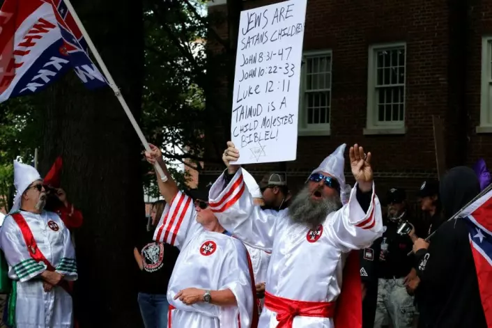 Medlemmer av Ku Klux Klan demonstrerer for krigsmonumenter i Charlottesville, Virginia i juli i år. (Foto: Reuters /NTB scanpix)