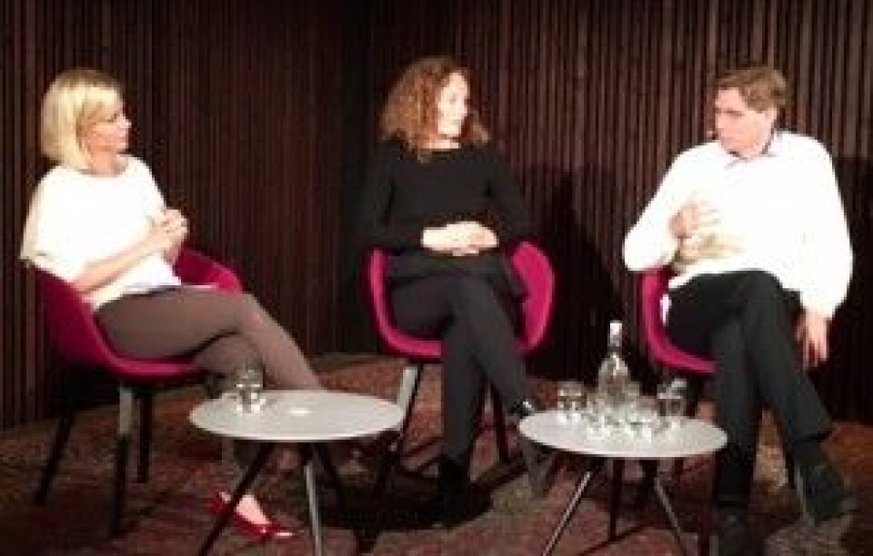 – Mange hundre kreftpasienter er veldig i tvil om de skal betale selv for privat livsforlengende behandling, sa kreftlege Arne Berg ved Drammen sykehus ( th). Til venstre Sigrun Aasland fra Agenda og Camilla Stoltenberg, direktør i Folkehelseinstituttet. (Foto: Anne Lise Stranden/forskning.no)