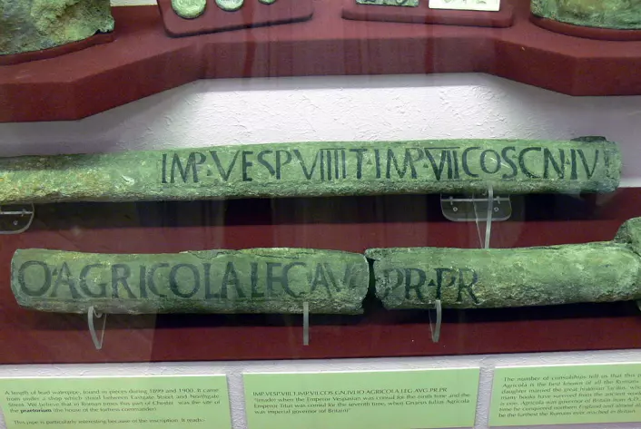 Romerske blyrør, eller fistulae, som ble brukt til å lede vann. Noen av disse rørene hadde også inskripsjoner som sier noe om hvem som bestilte arbeidet. (Foto: Wolfgang Sauber/CC BY-SA 3.0)