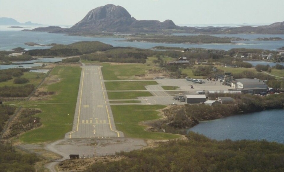 Kortbaneflyplasser som Brønnøysund lufthavn er godt egnet for de første forsøkene med elektriske passasjerfly som kan ta inntil 20 passasjerer. (Foto: Vegardn, CC-BA3.0)