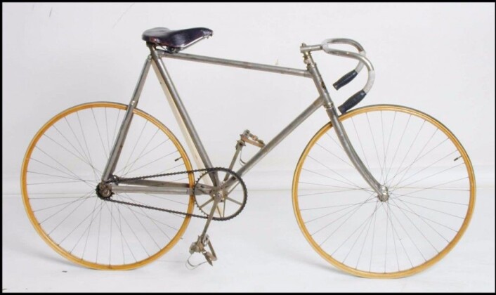 Denne racersykkelen ble laget på Munthes Cyklefabrik i Oslo i 1908. Den skal ha tilhørt malermester Røed som brukte den i konkurranser på Bislett. (Foto: Norsk Teknisk Museum) Denne racersykkelen ble laget på Munthes Cyklefabrik i Oslo i 1908. Den skal ha tilhørt malermester Røed som brukte den i konkurranser på Bislett. (Foto: Norsk Teknisk Museum)