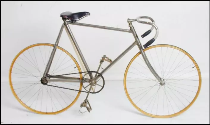 Denne racersykkelen ble laget på Munthes Cyklefabrik i Oslo i 1908. Den skal ha tilhørt malermester Røed som brukte den i konkurranser på Bislett. (Foto: Norsk Teknisk Museum)