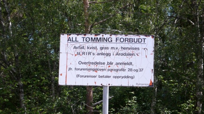 Dersom planter eller plantedeler som er syke på grunn av Phytophthora blir liggende i avfallsdynger for eksempel i skogkanter og ved bekkeleier, kan smitte sive ned i jorda og ut i vassdrag og smitte stedegne planter. (Foto: Venche Talgø) Dersom planter eller plantedeler som er syke på grunn av Phytophthora blir liggende i avfallsdynger for eksempel i skogkanter og ved bekkeleier, kan smitte sive ned i jorda og ut i vassdrag og smitte stedegne planter. (Foto: Venche Talgø)
