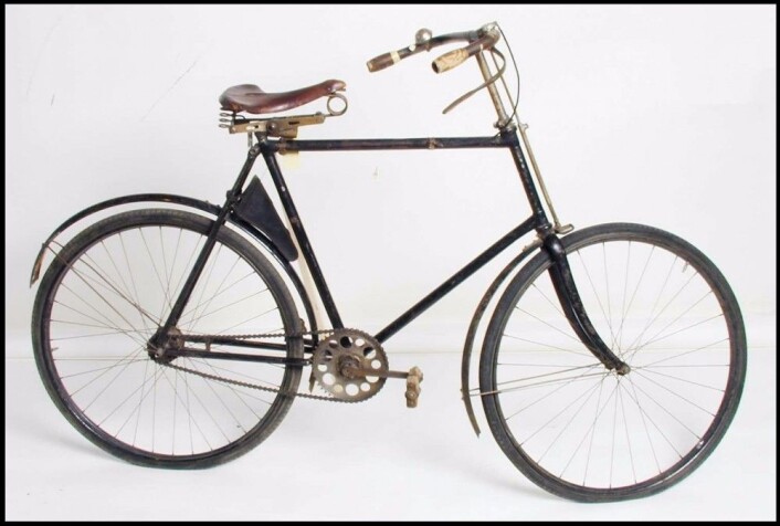 Denne sikkerhetssykkelen ble importert til Norge fra England i 1896. Den skal ha vært i bruk fram til 1954. (Foto: Norsk Teknisk Museum) Denne sikkerhetssykkelen ble importert til Norge fra England i 1896. Den skal ha vært i bruk fram til 1954. (Foto: Norsk Teknisk Museum)