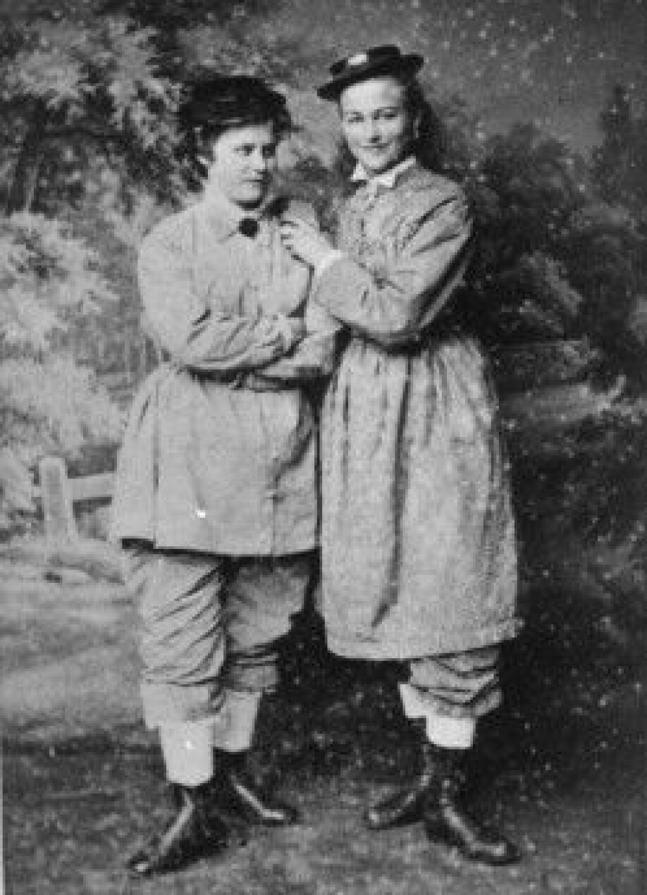 Sophia Dal og Elis Krocpelien i reformdrakt en gang på slutten av 1800-tallet.