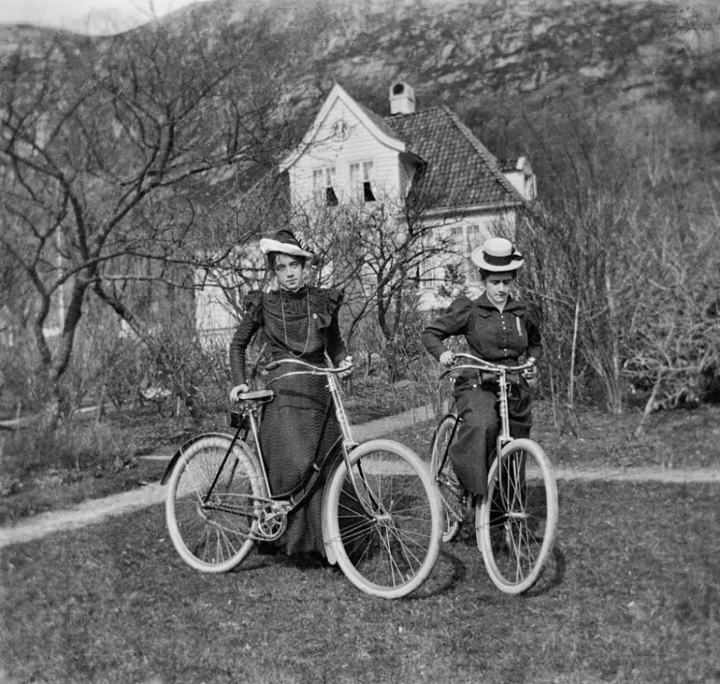 Dette bildet er tatt i 1902 og viser frøknene Signy og Astrid Wesenberg i nærheten av Bergen.