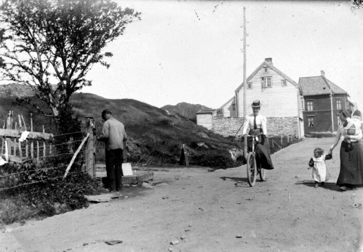 En kvinne, sannsynligvis Petrine Wiik, på sykkel i Ålesund en gang før bybrannen i 1904. (Foto: Margrethe Svendsen, Stiftinga Sunnmøre Museum) En kvinne, sannsynligvis Petrine Wiik, på sykkel i Ålesund en gang før bybrannen i 1904. (Foto: Margrethe Svendsen, Stiftinga Sunnmøre Museum)