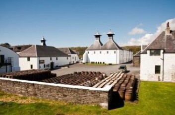 Spesielt whisky fra den skotske øya Islay smaker kraftig av røyk. Her er destilleriet Ardbeg. (Foto: Jaime Pharr / Shutterstock / NTB scanpix) Spesielt whisky fra den skotske øya Islay smaker kraftig av røyk. Her er destilleriet Ardbeg. (Foto: Jaime Pharr / Shutterstock / NTB scanpix)