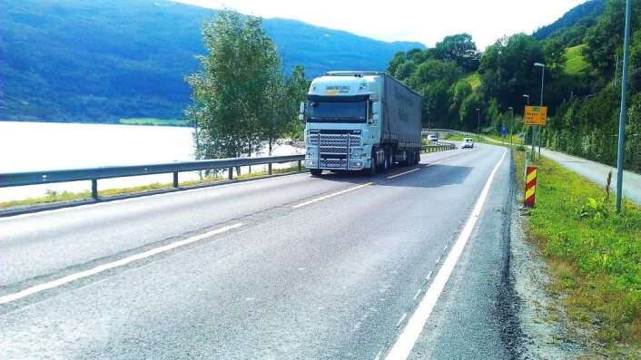 Rumlefelt i midten og på sidene av veibanen viser seg nå som et svært effektiv tiltak for å hindre trafikkulykker. Det er også rimelig. (Foto: Statens vegvesen) Rumlefelt i midten og på sidene av veibanen viser seg nå som et svært effektiv tiltak for å hindre trafikkulykker. Det er også rimelig. (Foto: Statens vegvesen)