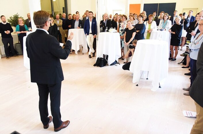 UiO-rektor Svein Stølen presenterte rektorteamet sitt og visjonane dei har for Universitetet i Oslo og kunnskapshovudstaden Oslo. Forsamlinga var sett saman av samfunnstoppar frå forsking, næringslivet og organisasjonslivet. (Foto: Ola Sæther) UiO-rektor Svein Stølen presenterte rektorteamet sitt og visjonane dei har for Universitetet i Oslo og kunnskapshovudstaden Oslo. Forsamlinga var sett saman av samfunnstoppar frå forsking, næringslivet og organisasjonslivet. (Foto: Ola Sæther)