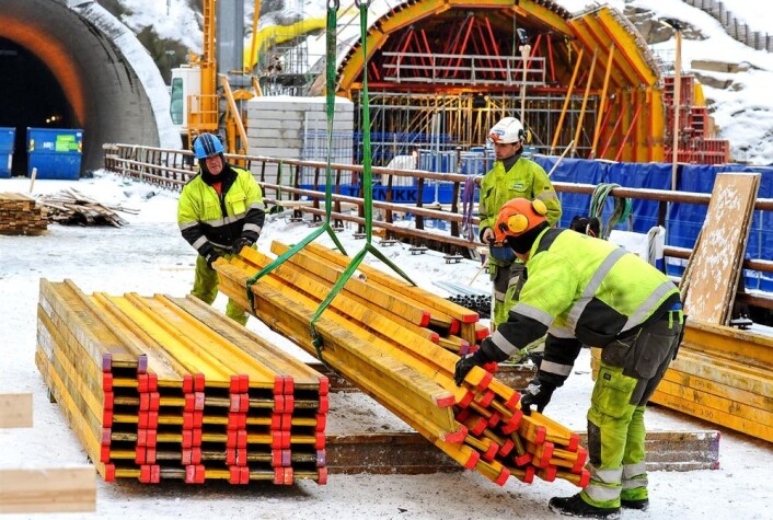 Fra arbeidet med å bygge nye E6 fra Skaberud til Kolomoen langs Mjøsa. Denne motorveistrekningen kommer ut som den nest billigste av flere skandinaviske veiprosjekter som er sammenlignet. (Foto: Knut Opeide, Statens vegvesen) Fra arbeidet med å bygge nye E6 fra Skaberud til Kolomoen langs Mjøsa. Denne motorveistrekningen kommer ut som den nest billigste av flere skandinaviske veiprosjekter som er sammenlignet. (Foto: Knut Opeide, Statens vegvesen)